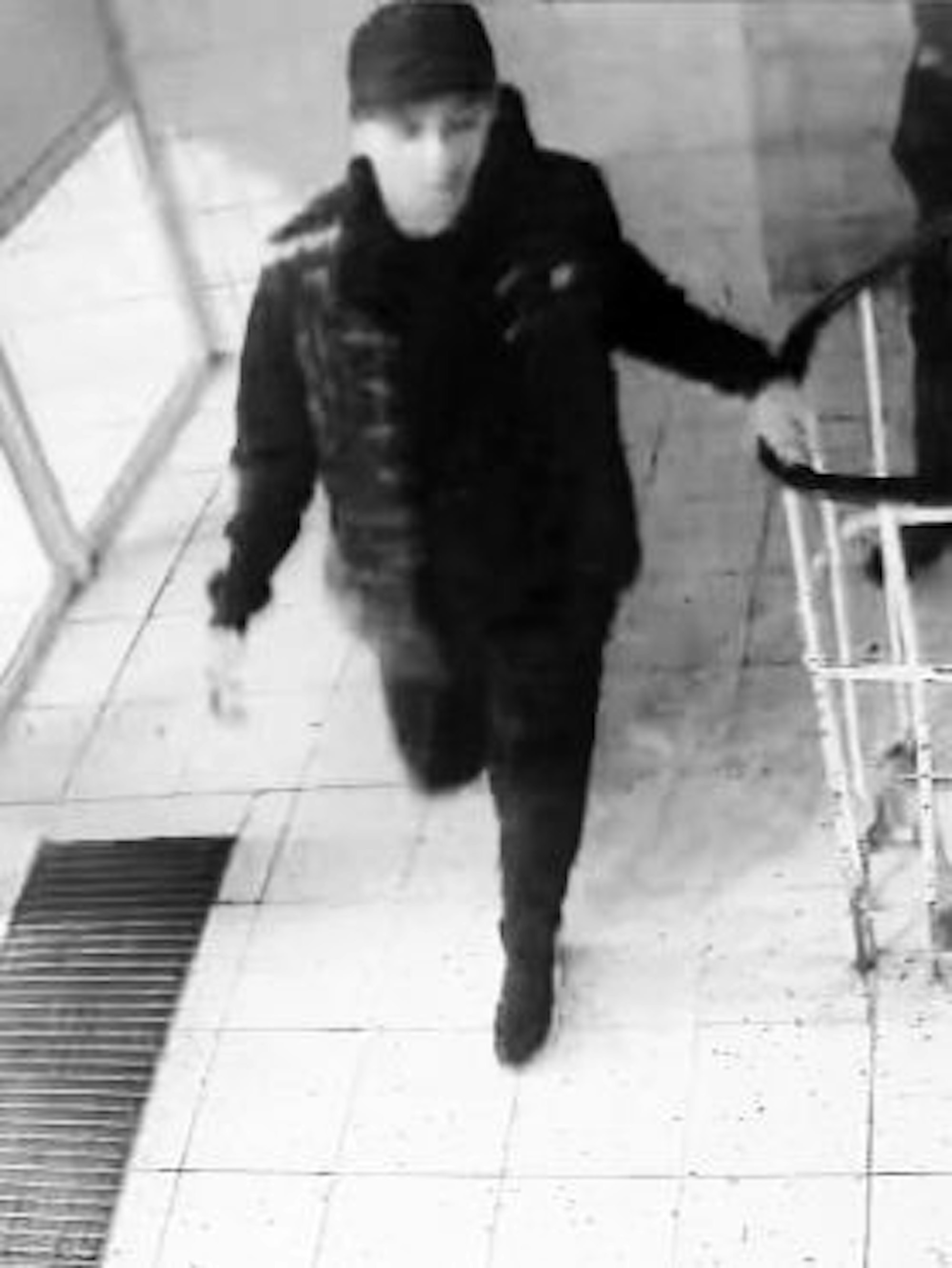 Mit Fotos einer Überwachungskamera sucht die Polizei Köln nach den Tatverdächtigen eines Raubüberfalls auf eine Tankstelle in Köln-Meschenich.
