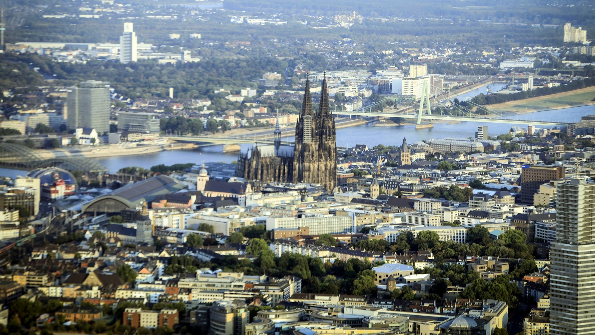 02.08.2018, Köln: Eine Ballonfahrt mit Skytours. Ein Blick von oben auf den Kölner Dom, den Rhein und der Severinsbrücke. Foto: Arton Krasniqi
