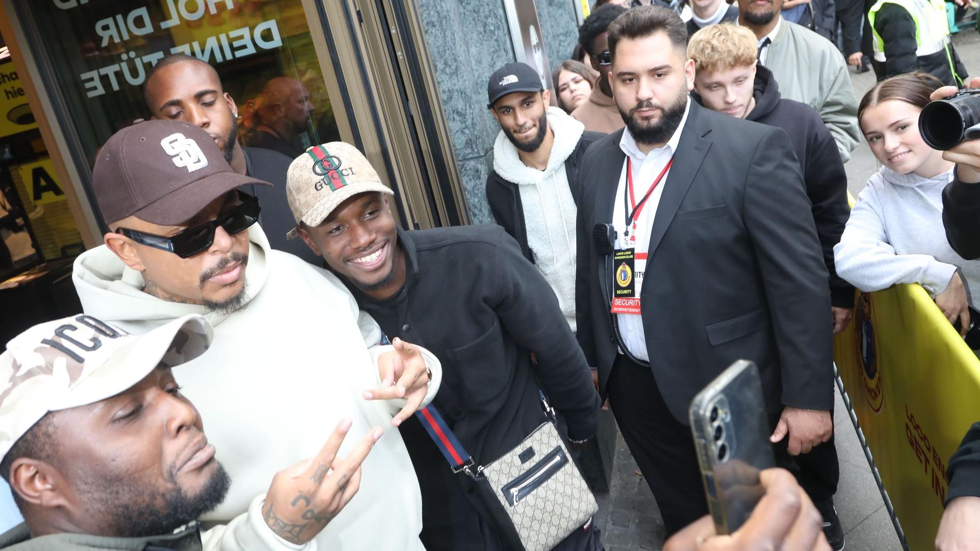 Zu sehen ist der Rapper Luciano, der Bilder mit seinen Fans vor dem „Loco Chicken“ in Köln macht.