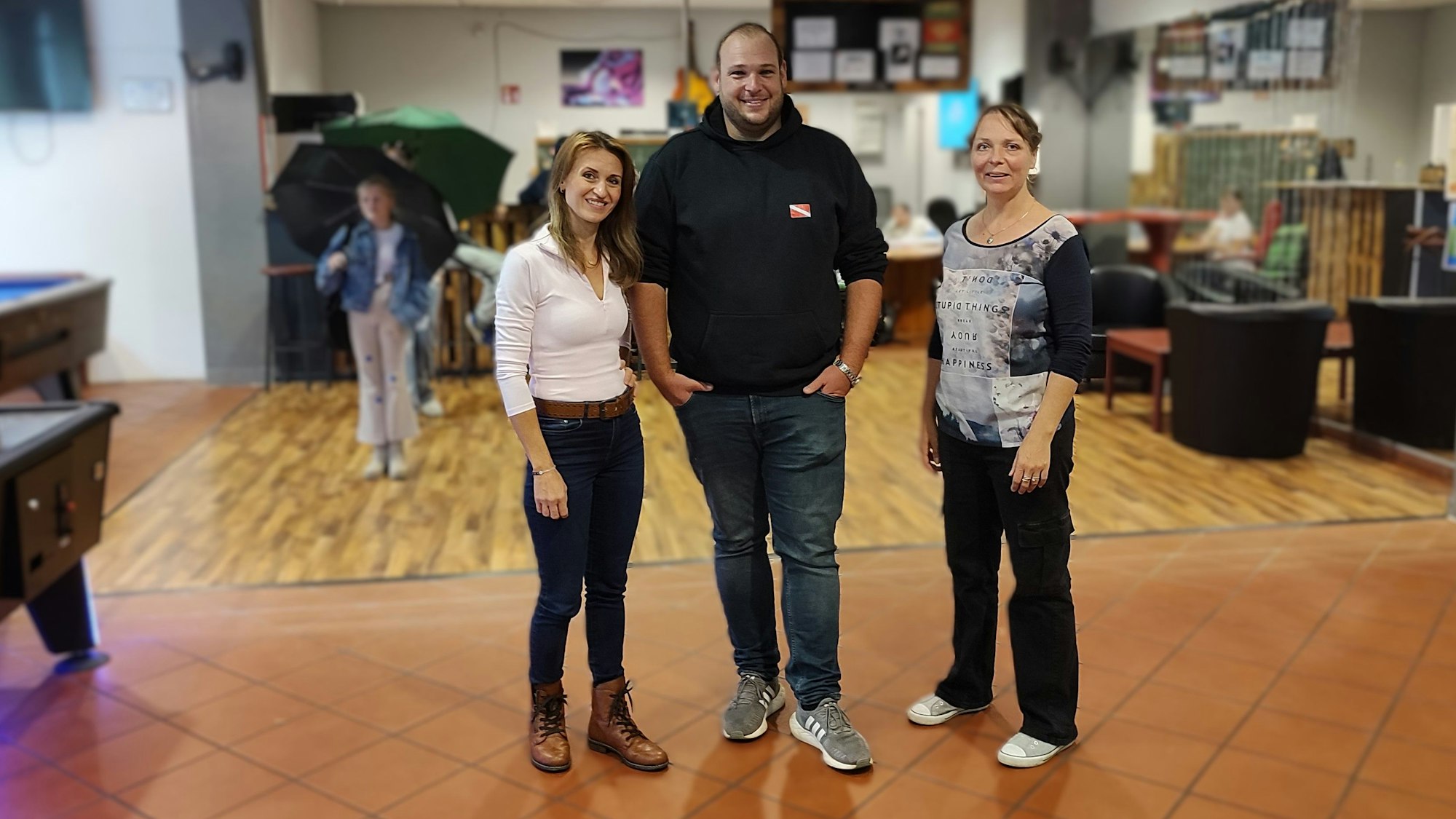 Irina Andrusik und Martin Langen vom Jugendzentrum Waldbröl sowie Dorothee Nohn von Serv-In stehen beisammen.