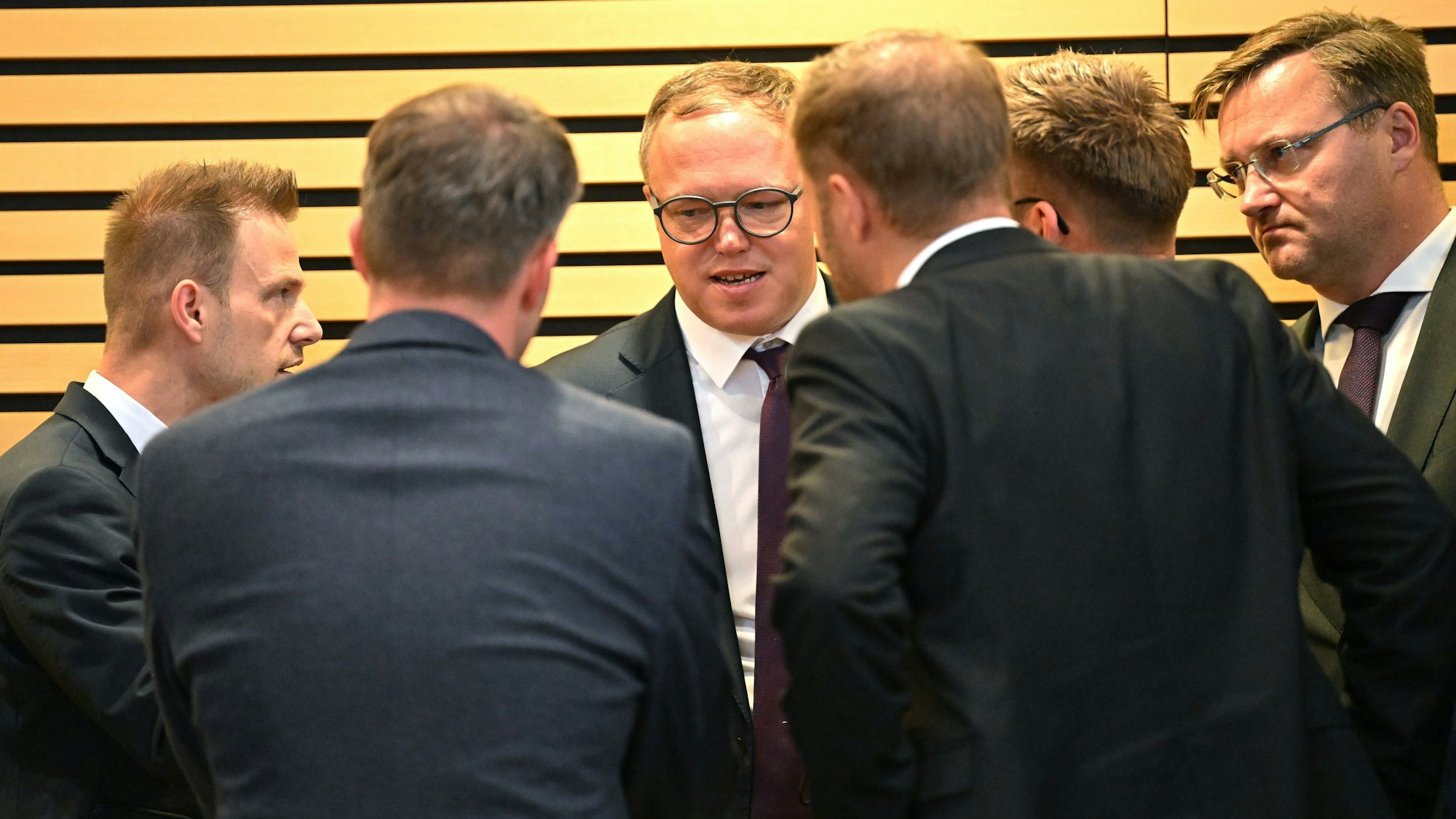 26.09.2024, Thüringen, Erfurt: Mario Voigt, Thüringer CDU-Fraktionschef, unterhält sich während der konstituierenden Sitzung des Landtags.