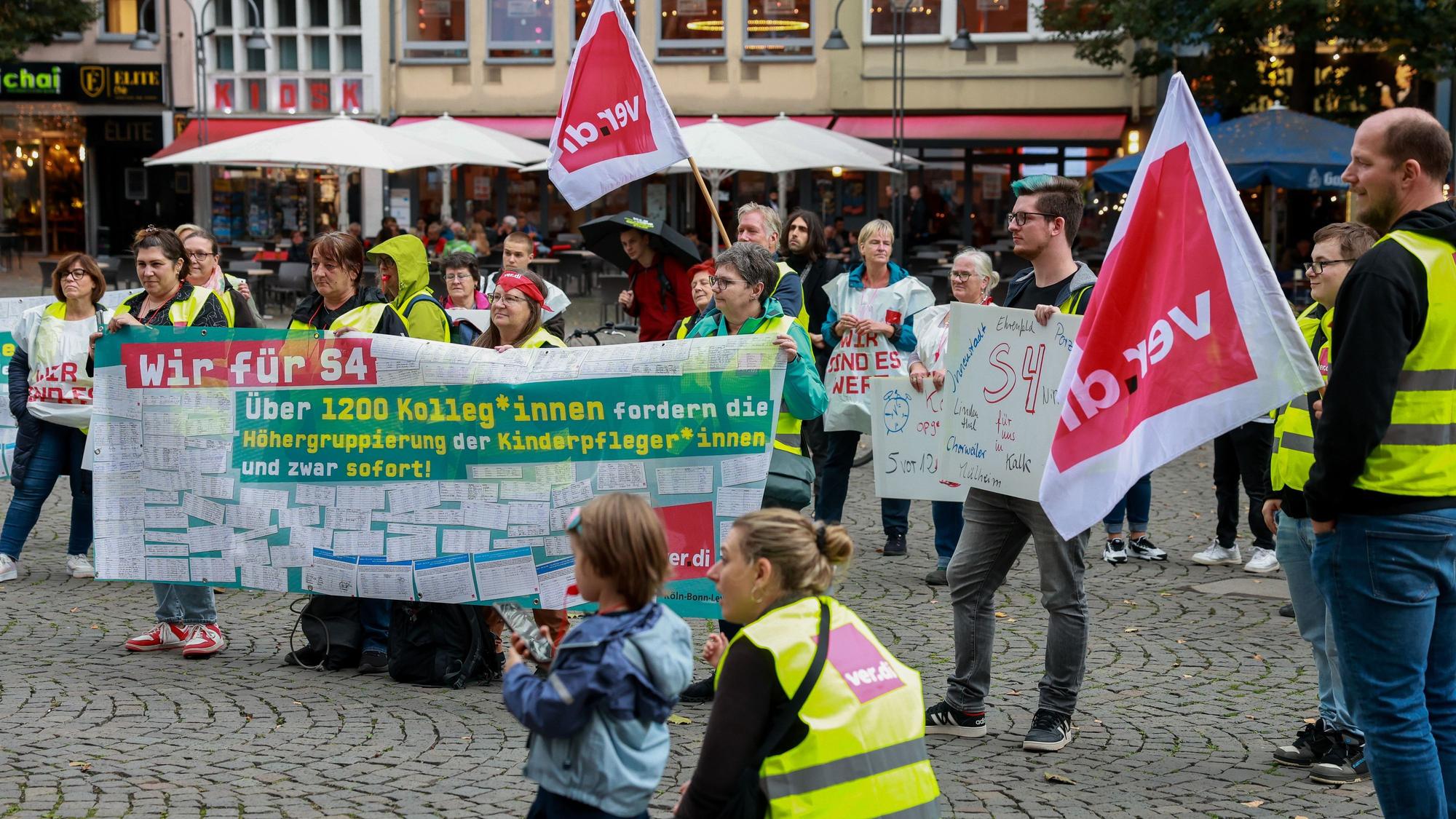 Kinderpfleger und Kinderpflegerinnen der städtischen Kitas demonstrieren zusammen mit ver.di auf dem Alter Markt.