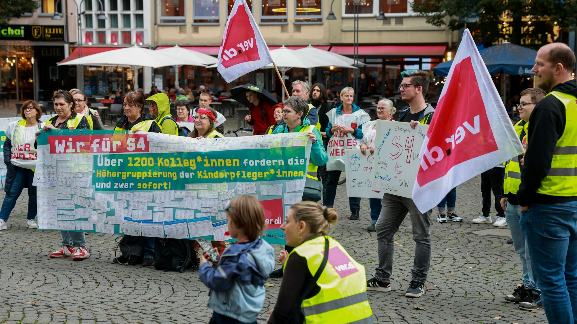 Kinderpfleger und Kinderpflegerinnen der städtischen Kitas demonstrieren zusammen mit ver.di auf dem Alter Markt.