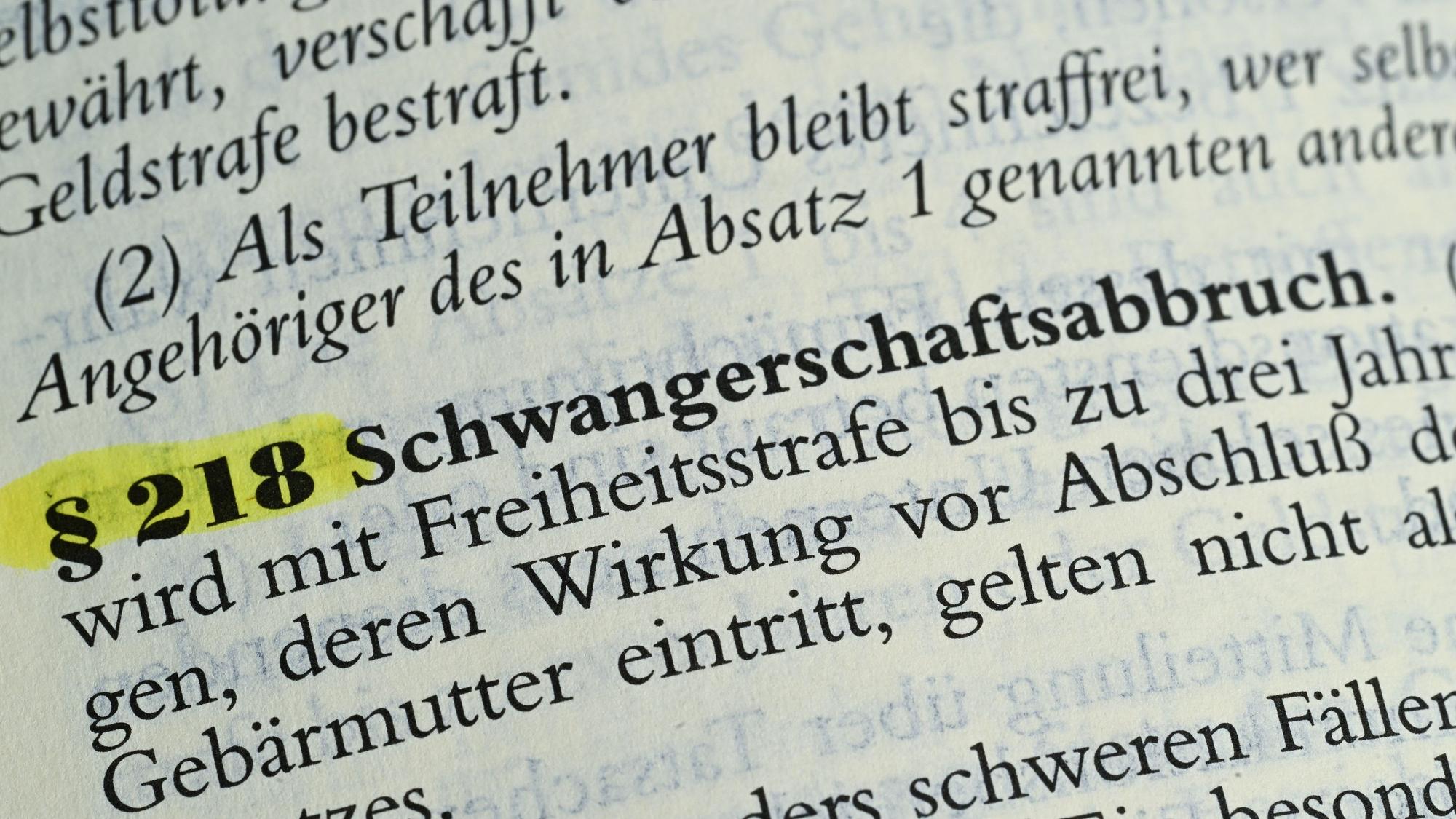 Der Paragraf 218 zum Schwangerschaftsabbruch steht in einem Habersack Gesetzestext.