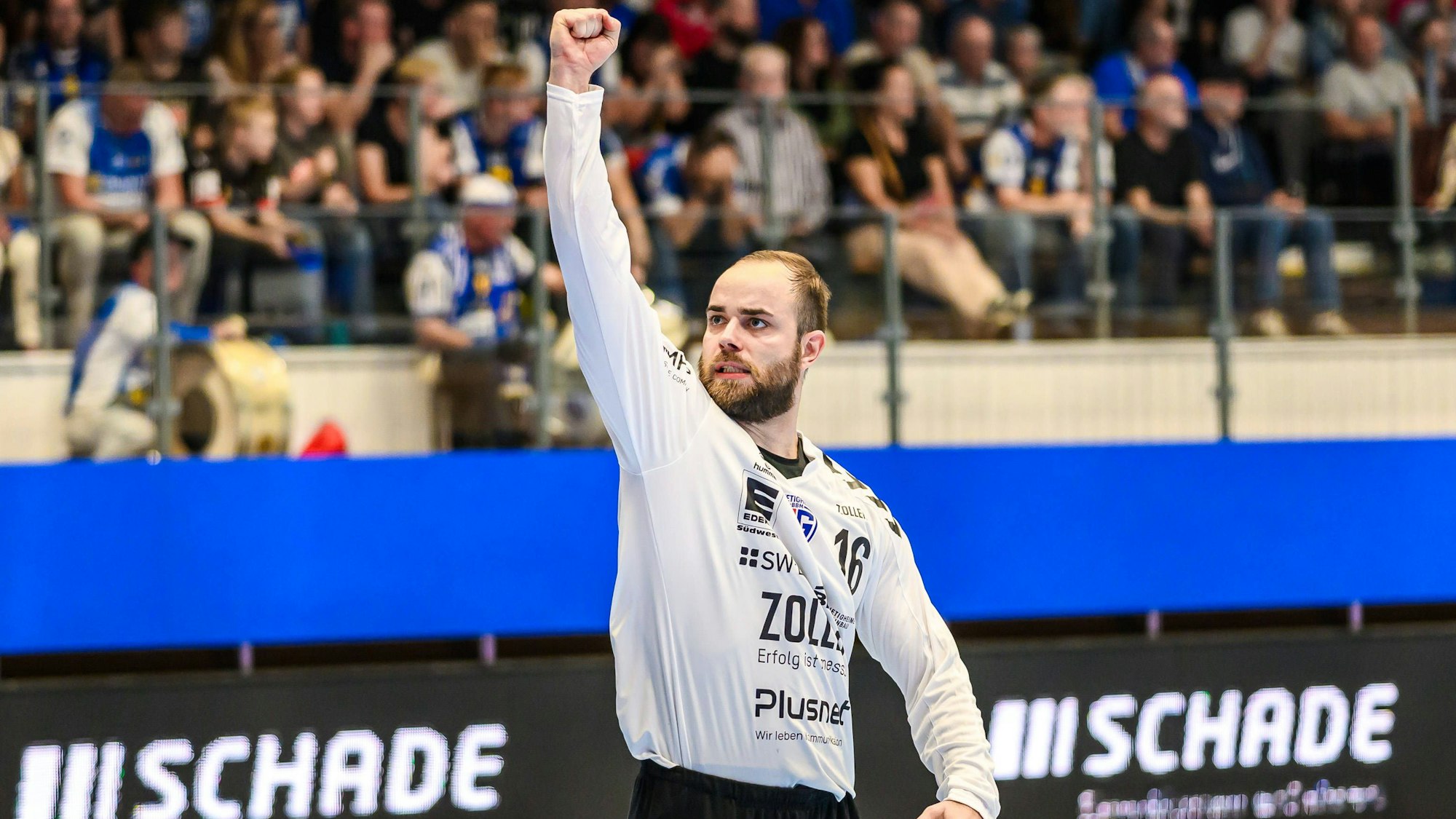 Bietigheims Torhüter Fredrik Genz reckt nach dem SIeg in Eisenach die rechte Faust in die Luft.