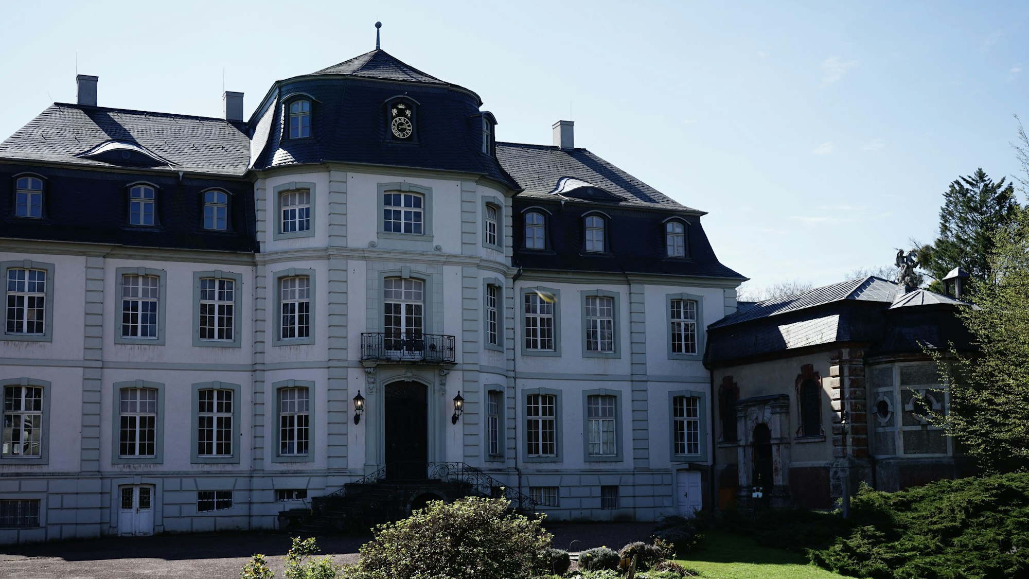 Zu sehen ist das Herrenhaus eines weißen Schlosses.