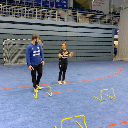 Gummersbach
Handball
VfL Gummersbach
Athletiktrainerin Kim Kron mit Bundesligaspieler Teitur Einarsson