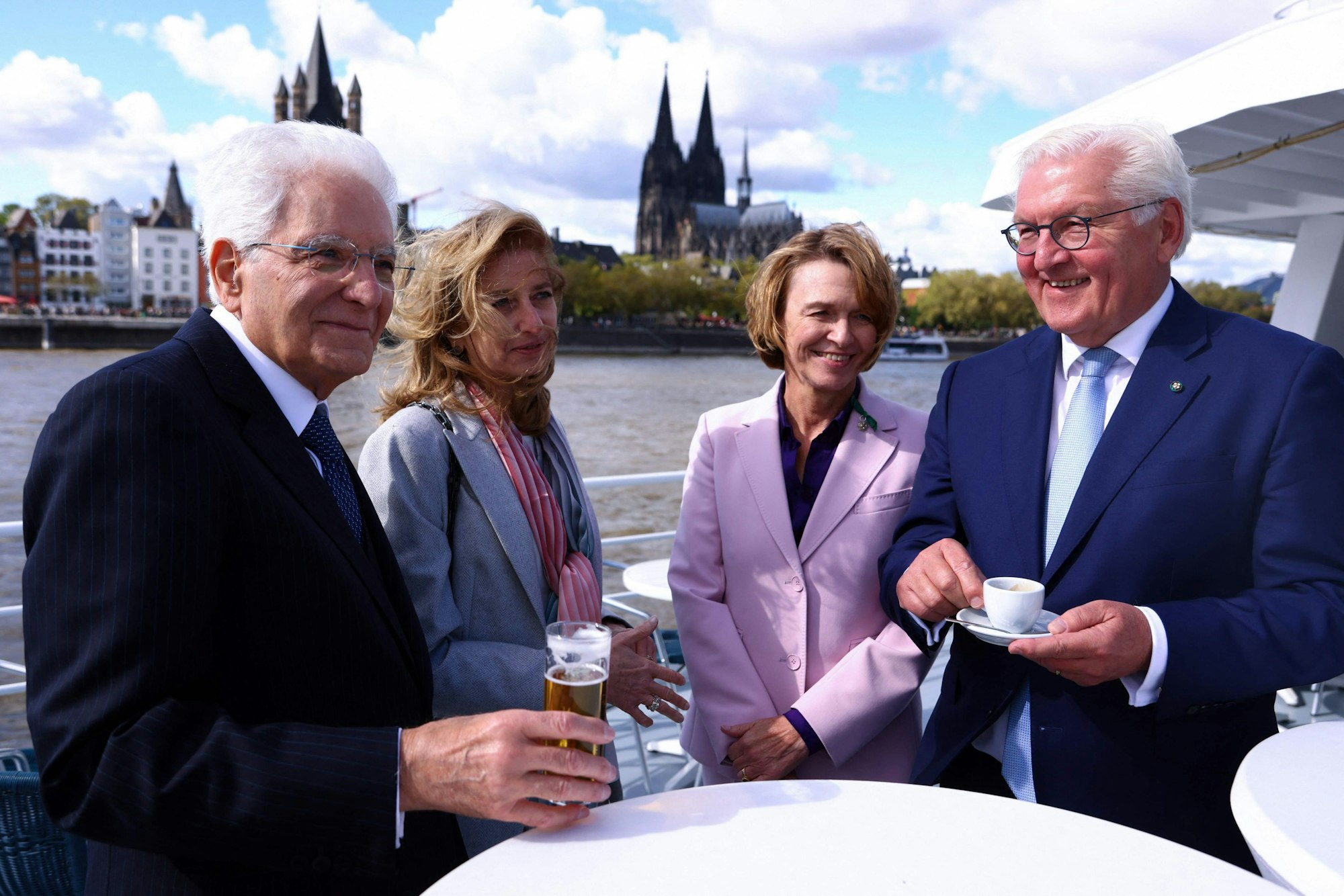 Sergio Mattarella (l.), Tochter Laura Mattarella, Elke Büdenbender, Frank-Walter Steinmeier (R) auf einem Schiff auf dem Rhein vor der Kölner Kulisse mit dem Dom.