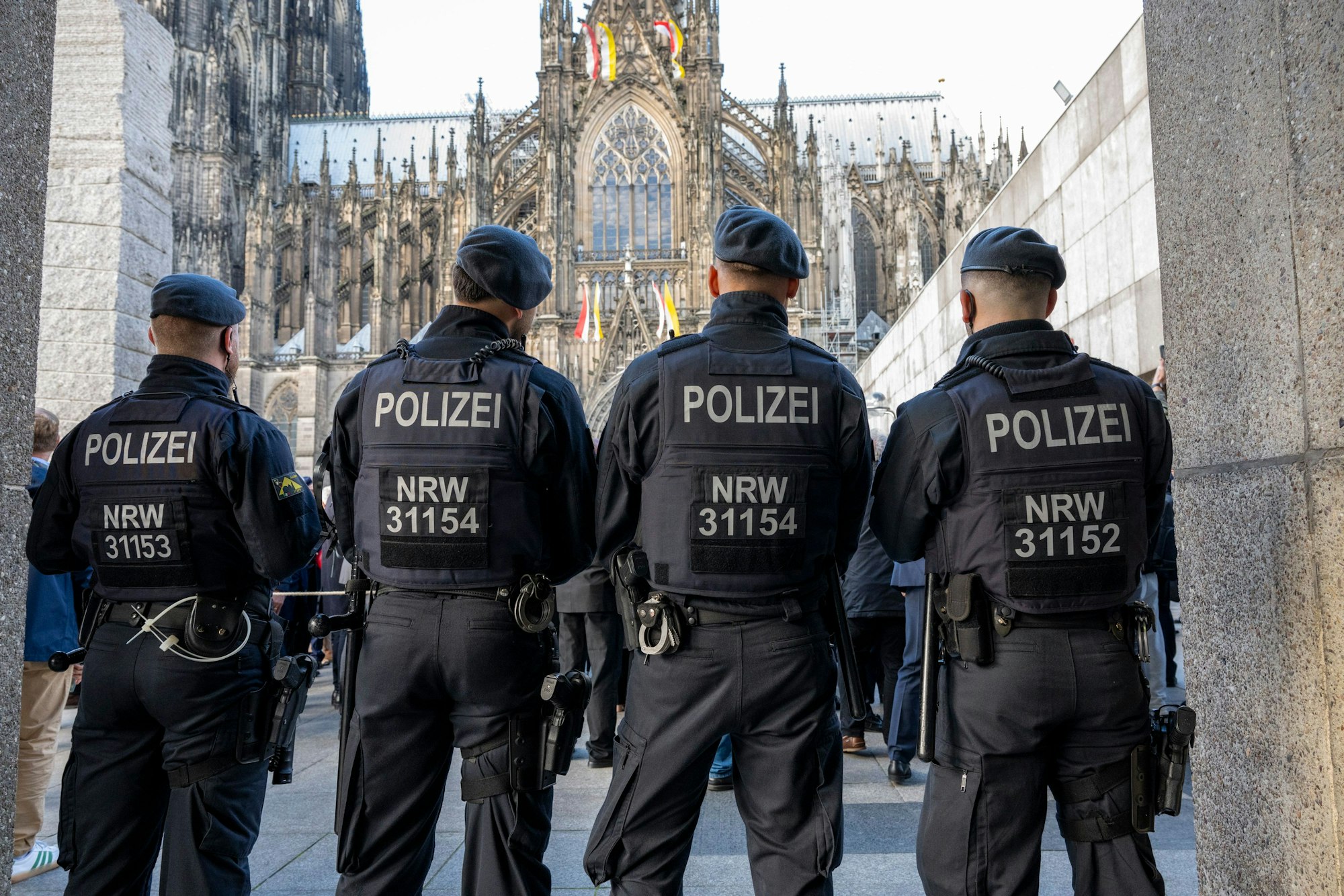 Patrouillierende Polizisten in Domumgebung während des Staatsbesuchs von Sergio Mattarella