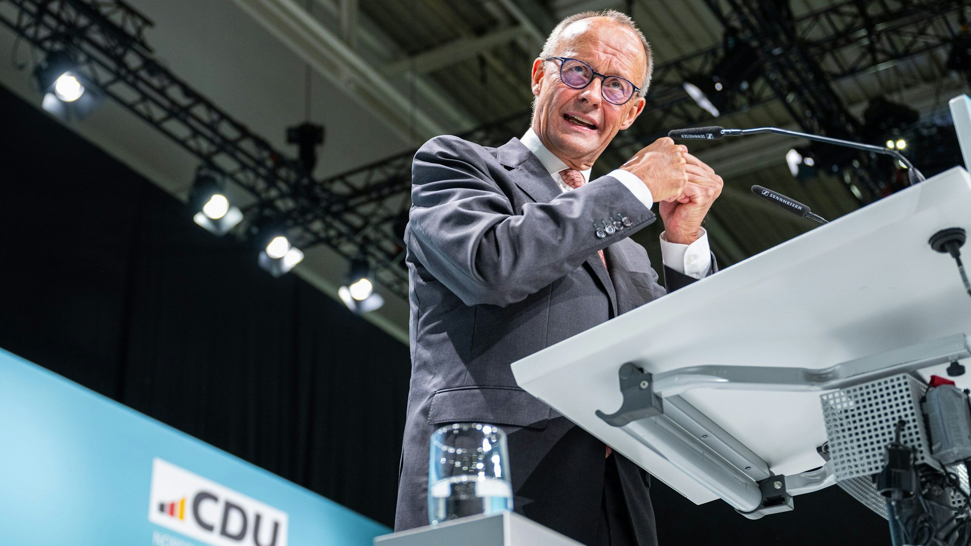 Friedrich Merz, CDU-Bundesvorsitzender und Unionsfraktionsvorsitzender, spricht auf dem 46. Landesparteitag der CDU Nordrhein-Westfalen.
