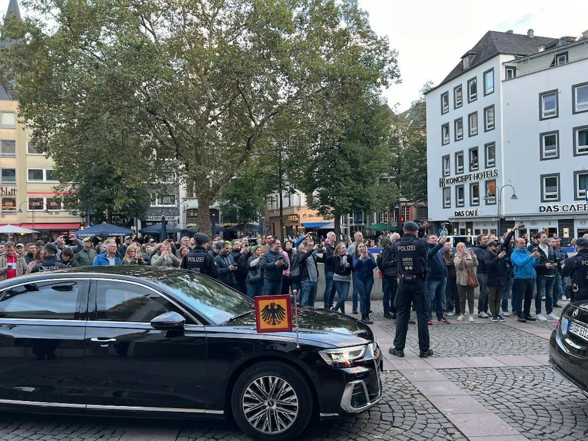 Menschen versammelten sich am Alter Markt, um einen Blick auf die Politiker zu werfen, die das Rathaus verlassen.