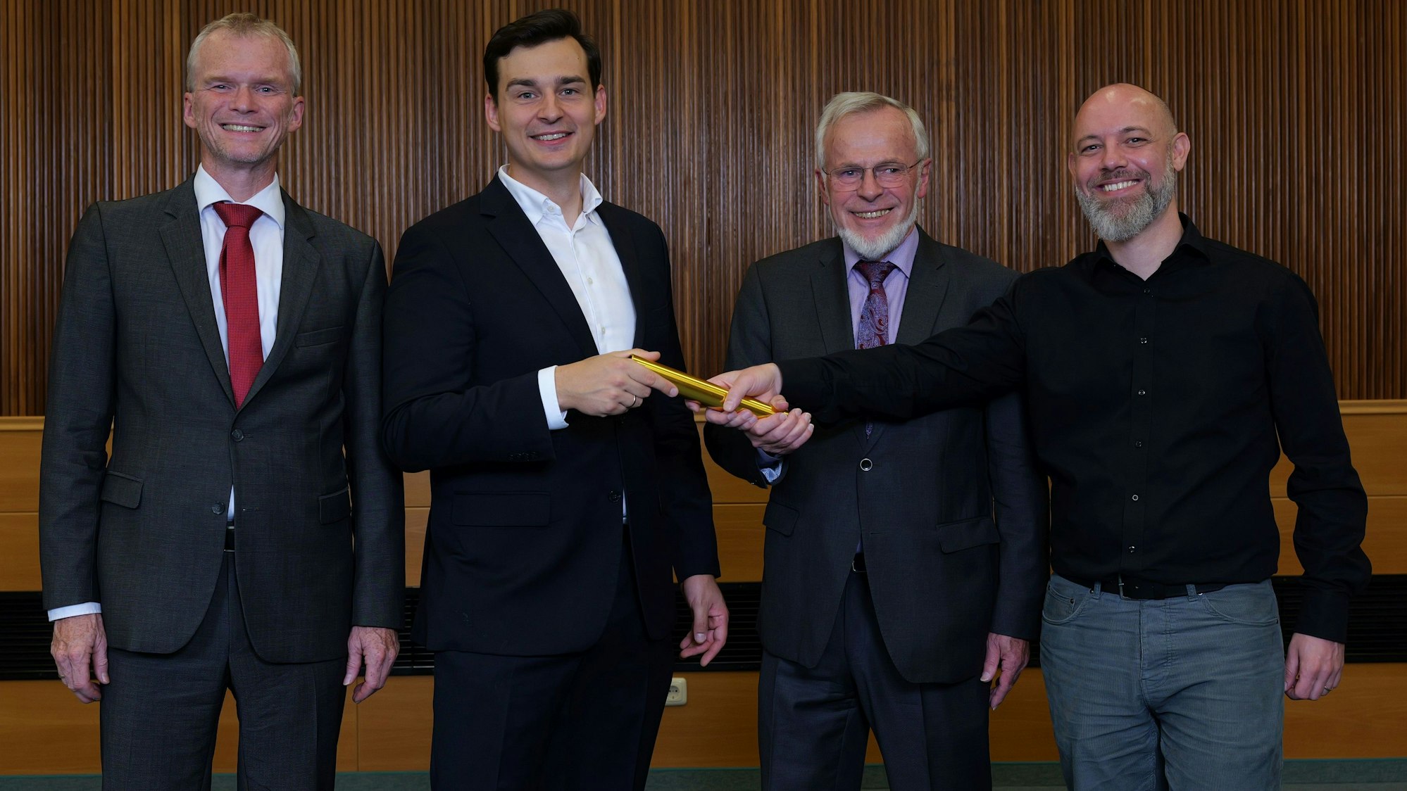 Marcel Kreutz mit Bürgermeister Frank Stein und Vertretern von SPD und Grünen Bergisch Gladbach.