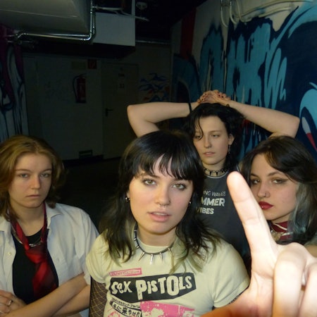 Die Kölner Band The Red Flags besteht aus den vier jungen Frauen Polly, Mika, Murphy und Joe.