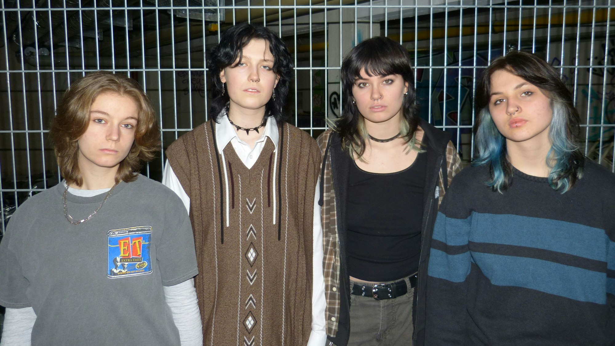 Die vier Bandmitglieder Murphy, Mika, Polly und Joe bei einem Bandshooting.