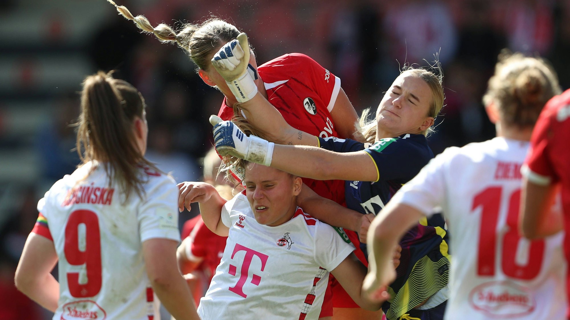 Kölns Torhüter-Debütantin Josefine Osigus (r.)