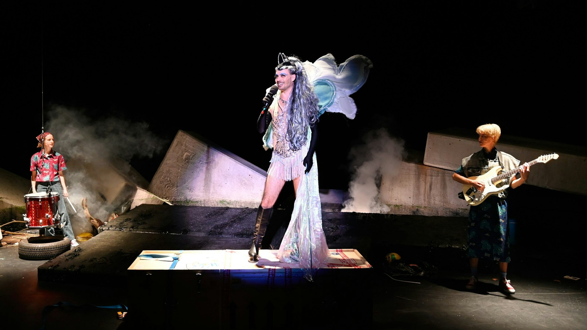 Balkan Drift
von Ivana Sokola
Regie: Jana Vetten
Regie: Jana Vetten
Bühne: Maximilian Lindner
Kostüme: Eugenia Leis
Musik: Jacob Suske
Licht: Michael Frank
Dramaturgie: Ida Feldmann
Foto: Thomas Aurin