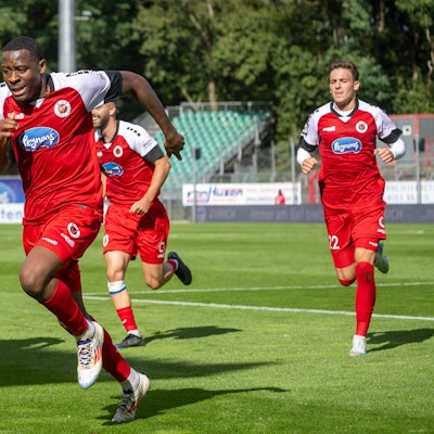 28.09.24, Fussball: 3. Liga, Saison 2024/2025, 08. Spieltag, Viktoria Köln 1904 e.V. vs. Erzgebirge Aue im Sportpark Höhenberg in Köln. Florian Engelhardt Viktoria Koeln, 16, Serhat Semih Gueler Viktoria Koeln, 30, Said El Mala Viktoria Koeln, 22 und Enrique Lofolomo Viktoria Koeln, 14 bejubeln das Tor zum 1:0. Wichtiger Hinweis: Gemaess den Vorgaben der DFL Deutsche Fussball Liga bzw. des DFB Deutscher Fussball-Bund ist es untersagt, in dem Stadion und/oder vom Spiel angefertigte Fotoaufnahmen in Form von Sequenzbildern und/oder videoaehnlichen Fotostrecken zu verwerten bzw. verwerten zu lassen. Foto: Kirchner-Media/TH *** 28 09 24, Soccer 3 Liga, Season 2024 2025, Matchday 08, Viktoria Köln 1904 e V vs Erzgebirge Aue at Sportpark Höhenberg in Cologne Florian Engelhardt Viktoria Koeln, 16 , Serhat Semih Gueler Viktoria Koeln, 30 , Said El Mala Viktoria Koeln, 22 and Enrique Lofolomo Viktoria Koeln, 14 celebrate the goal for 1 0 Important note In accordance with the regulations of the DFL German Football League and the DFB German Football Association, it is prohibited to use or have used photographs taken in the stadium and / or of the match in the form of sequential images and / or video-like photo series Foto Kirchner Media TH Copyright: xKirchner-Media/THx