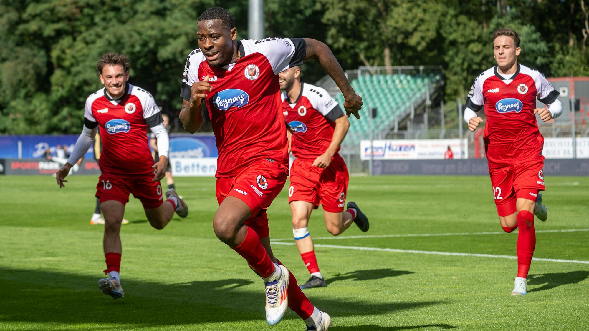 28.09.24, Fussball: 3. Liga, Saison 2024/2025, 08. Spieltag, Viktoria Köln 1904 e.V. vs. Erzgebirge Aue im Sportpark Höhenberg in Köln. Florian Engelhardt Viktoria Koeln, 16, Serhat Semih Gueler Viktoria Koeln, 30, Said El Mala Viktoria Koeln, 22 und Enrique Lofolomo Viktoria Koeln, 14 bejubeln das Tor zum 1:0. Wichtiger Hinweis: Gemaess den Vorgaben der DFL Deutsche Fussball Liga bzw. des DFB Deutscher Fussball-Bund ist es untersagt, in dem Stadion und/oder vom Spiel angefertigte Fotoaufnahmen in Form von Sequenzbildern und/oder videoaehnlichen Fotostrecken zu verwerten bzw. verwerten zu lassen. Foto: Kirchner-Media/TH *** 28 09 24, Soccer 3 Liga, Season 2024 2025, Matchday 08, Viktoria Köln 1904 e V vs Erzgebirge Aue at Sportpark Höhenberg in Cologne Florian Engelhardt Viktoria Koeln, 16 , Serhat Semih Gueler Viktoria Koeln, 30 , Said El Mala Viktoria Koeln, 22 and Enrique Lofolomo Viktoria Koeln, 14 celebrate the goal for 1 0 Important note In accordance with the regulations of the DFL German Football League and the DFB German Football Association, it is prohibited to use or have used photographs taken in the stadium and / or of the match in the form of sequential images and / or video-like photo series Foto Kirchner Media TH Copyright: xKirchner-Media/THx