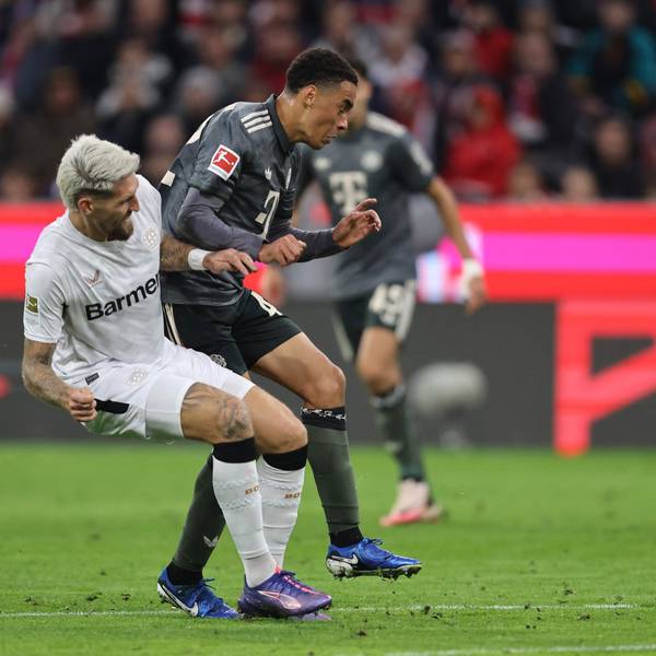 Zwei Nationalspieler m Zweikampf: Leverkusens Robert Andrich (l.) und Bayerns Jamal Musiala.