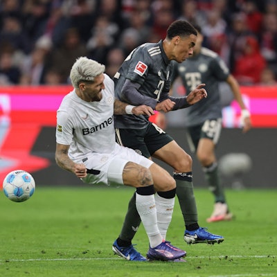 Zwei Nationalspieler m Zweikampf: Leverkusens Robert Andrich (l.) und Bayerns Jamal Musiala.