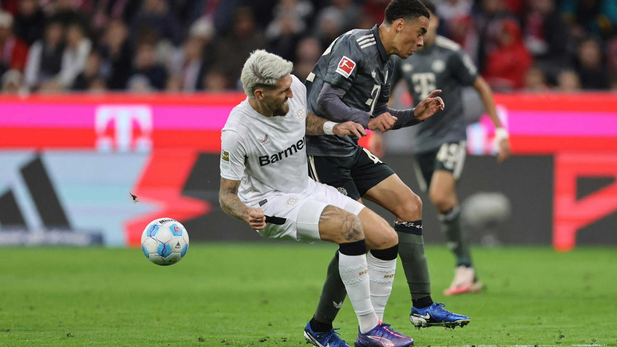 Zwei Nationalspieler m Zweikampf: Leverkusens Robert Andrich (l.) und Bayerns Jamal Musiala.