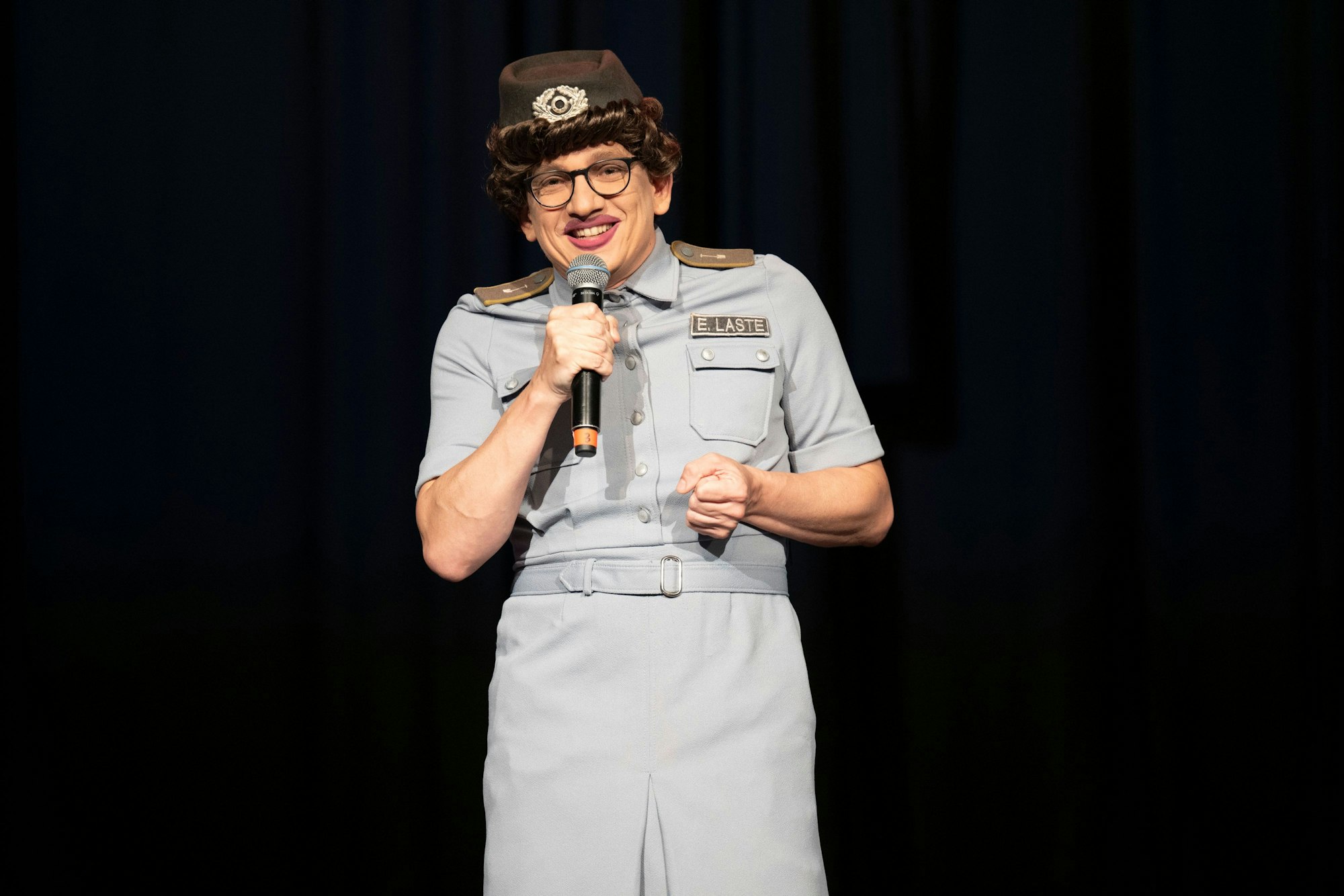 Das Funkenmariechen steht auf der Bühne.