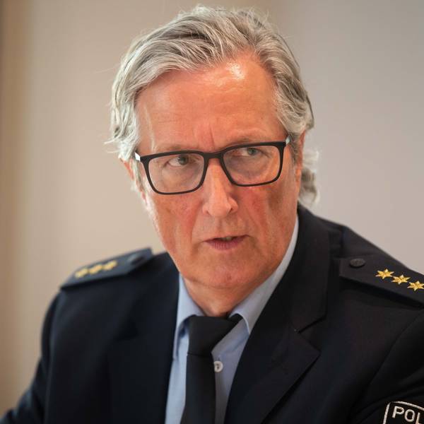 Das Bild zeigt Harald Mertens während einer Pressekobnferenz.