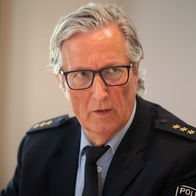 Das Bild zeigt Harald Mertens während einer Pressekobnferenz.