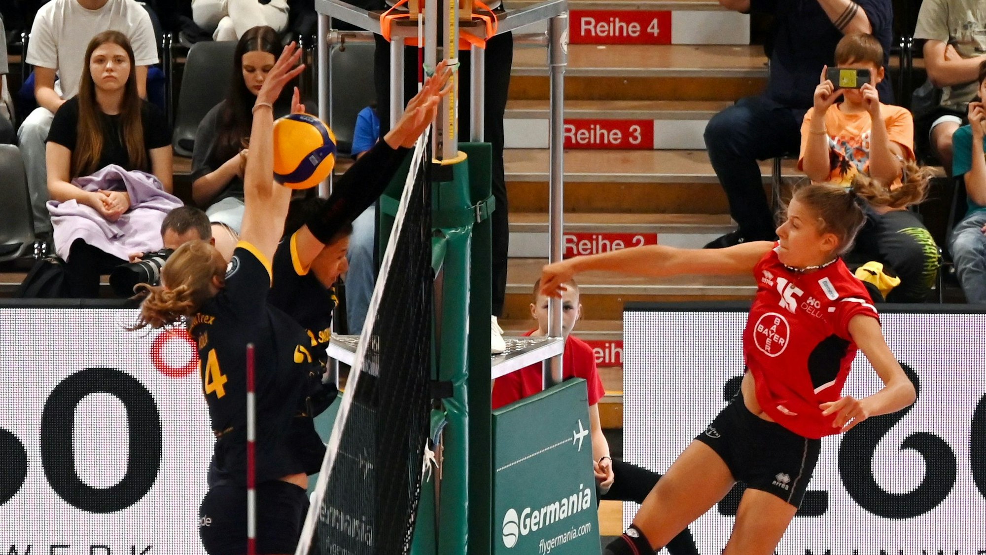 21.09.2024, Volleyball-Bayer Volleys - DSHS Köln
rechts: Betty Lange (Bayer)
Foto: Uli Herhaus