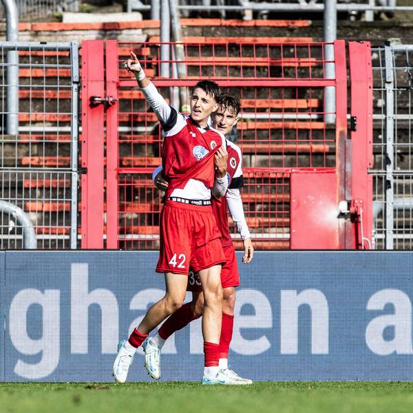 3.Liga: FC Viktoria Köln - FC Erzgebirge AUE 28.09.2024 Viktoria Köln im Jubel nach dem Tor durch Malek el Mala Viktoria Köln, 42, 2:0. Johan Sticker Viktoria Köln, 33 im im Jubel mit Malek el Mala Viktoria Köln, 42 3.Liga: FC Viktoria Köln - FC Erzgebirge AUE Sportpark Höhenberg, Köln 28.09.2024 DFB REGULATIONS PROHIBIT ANY USE OF PHOTOGRAPHS AS IMAGE SEQUENCES AND/OR QUASI-VIDEO. *** 3 Liga FC Viktoria Köln FC Erzgebirge AUE 28 09 2024 Viktoria Köln in celebration after the goal by Malek el Mala Viktoria Köln, 42 , 2 0 Johan Sticker Viktoria Köln, 33 in celebration with Malek el Mala Viktoria Köln, 42 3 Liga FC Viktoria Köln FC Erzgebirge AUE Sportpark Höhenberg, Köln 28 09 2024 DFB REGULATIONS PROHIBIT ANY USE OF PHOTOGRAPHS AS IMAGE SEQUENCES AND OR QUASI VIDEO Copyright: xBEAUTIFULxSPORTS/Buriakovx