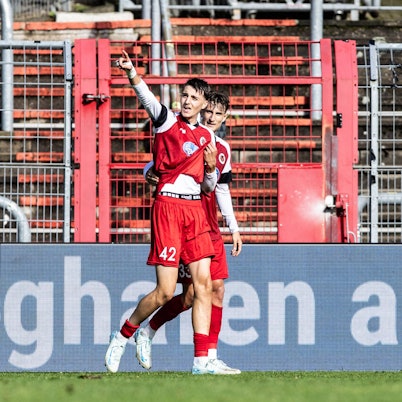 3.Liga: FC Viktoria Köln - FC Erzgebirge AUE 28.09.2024 Viktoria Köln im Jubel nach dem Tor durch Malek el Mala Viktoria Köln, 42, 2:0. Johan Sticker Viktoria Köln, 33 im im Jubel mit Malek el Mala Viktoria Köln, 42 3.Liga: FC Viktoria Köln - FC Erzgebirge AUE Sportpark Höhenberg, Köln 28.09.2024 DFB REGULATIONS PROHIBIT ANY USE OF PHOTOGRAPHS AS IMAGE SEQUENCES AND/OR QUASI-VIDEO. *** 3 Liga FC Viktoria Köln FC Erzgebirge AUE 28 09 2024 Viktoria Köln in celebration after the goal by Malek el Mala Viktoria Köln, 42 , 2 0 Johan Sticker Viktoria Köln, 33 in celebration with Malek el Mala Viktoria Köln, 42 3 Liga FC Viktoria Köln FC Erzgebirge AUE Sportpark Höhenberg, Köln 28 09 2024 DFB REGULATIONS PROHIBIT ANY USE OF PHOTOGRAPHS AS IMAGE SEQUENCES AND OR QUASI VIDEO Copyright: xBEAUTIFULxSPORTS/Buriakovx
