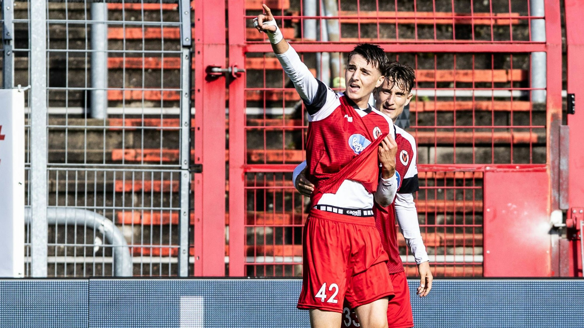 3.Liga: FC Viktoria Köln - FC Erzgebirge AUE 28.09.2024 Viktoria Köln im Jubel nach dem Tor durch Malek el Mala Viktoria Köln, 42, 2:0. Johan Sticker Viktoria Köln, 33 im im Jubel mit Malek el Mala Viktoria Köln, 42 3.Liga: FC Viktoria Köln - FC Erzgebirge AUE Sportpark Höhenberg, Köln 28.09.2024 DFB REGULATIONS PROHIBIT ANY USE OF PHOTOGRAPHS AS IMAGE SEQUENCES AND/OR QUASI-VIDEO. *** 3 Liga FC Viktoria Köln FC Erzgebirge AUE 28 09 2024 Viktoria Köln in celebration after the goal by Malek el Mala Viktoria Köln, 42 , 2 0 Johan Sticker Viktoria Köln, 33 in celebration with Malek el Mala Viktoria Köln, 42 3 Liga FC Viktoria Köln FC Erzgebirge AUE Sportpark Höhenberg, Köln 28 09 2024 DFB REGULATIONS PROHIBIT ANY USE OF PHOTOGRAPHS AS IMAGE SEQUENCES AND OR QUASI VIDEO Copyright: xBEAUTIFULxSPORTS/Buriakovx