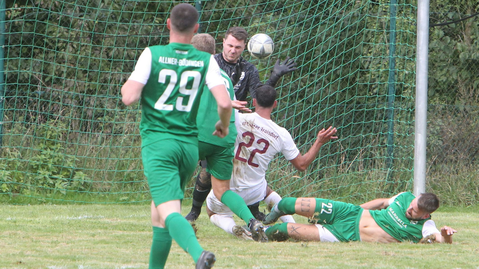 Murat Ekizoglu erzielt das 4:1 für den TFC Inter Troisdorf. Jonas Stoffer (am Boden) vom SV Allner-Bödingen kommt zu spät