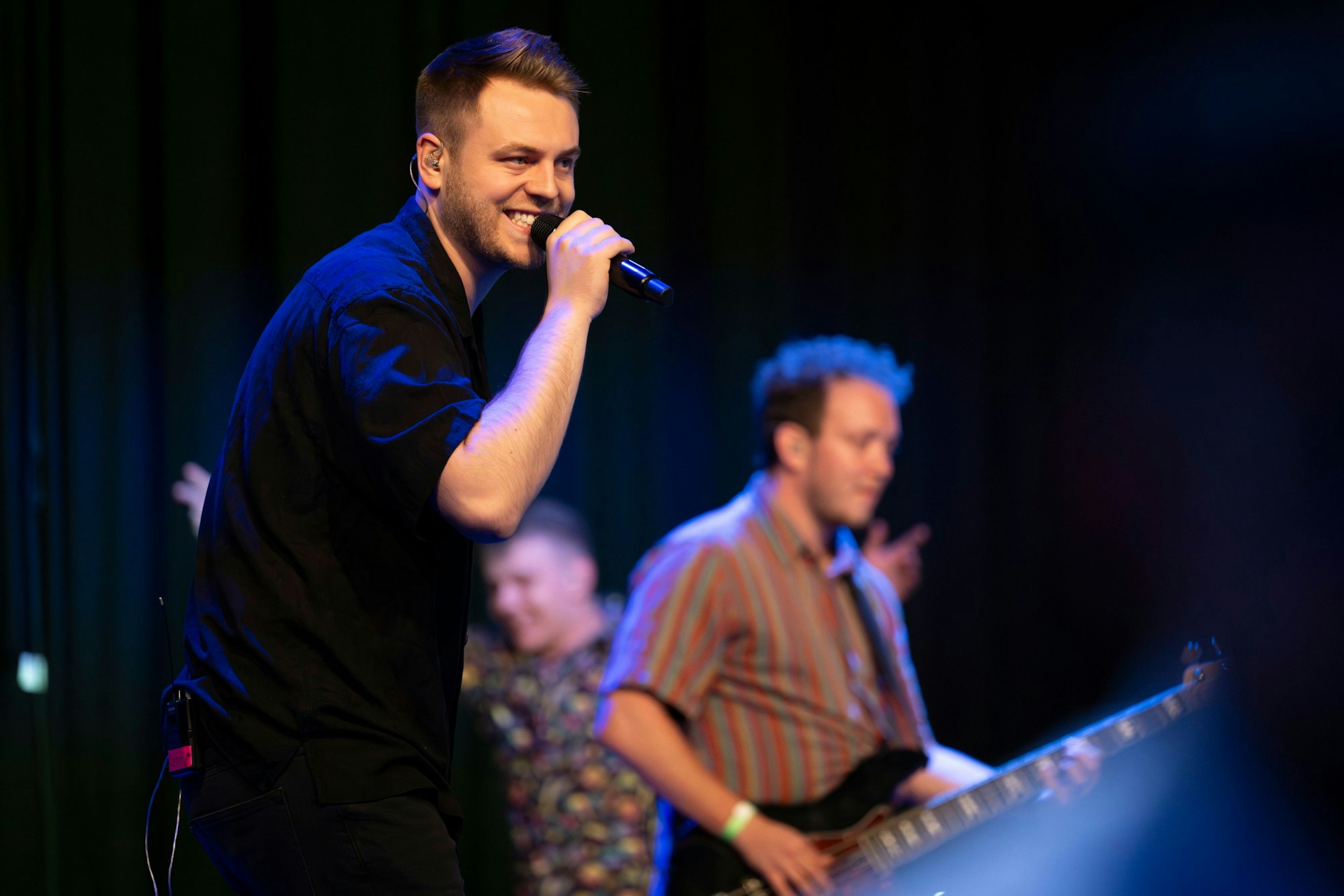 Die Band Zesamm' steht auf der Bühne.