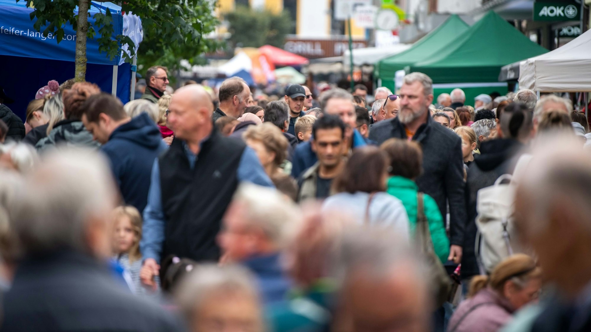 Das Bild zeigt die volle Innenstadt in Euskirchen. Am Sonntag strömten mehrere Tausend Besucher des Knollenfestes durch die Fußgängerzone.