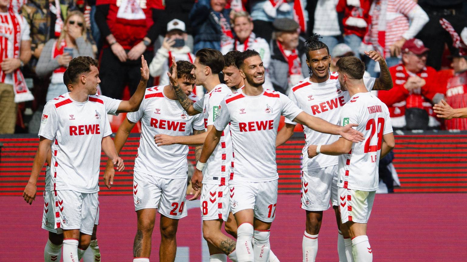 Die Kölner Spieler jubeln nach dem Treffer von Damion Downs (2. v.r.) zum 3:0.
