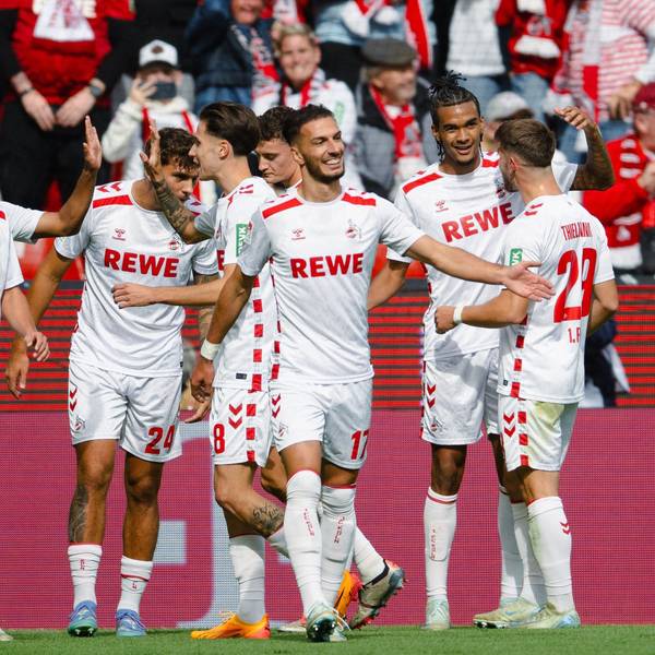 Die Kölner Spieler jubeln nach dem Treffer von Damion Downs (2. v.r.) zum 3:0.