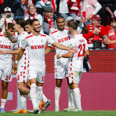 Die Kölner Spieler jubeln nach dem Treffer von Damion Downs (2. v.r.) zum 3:0.