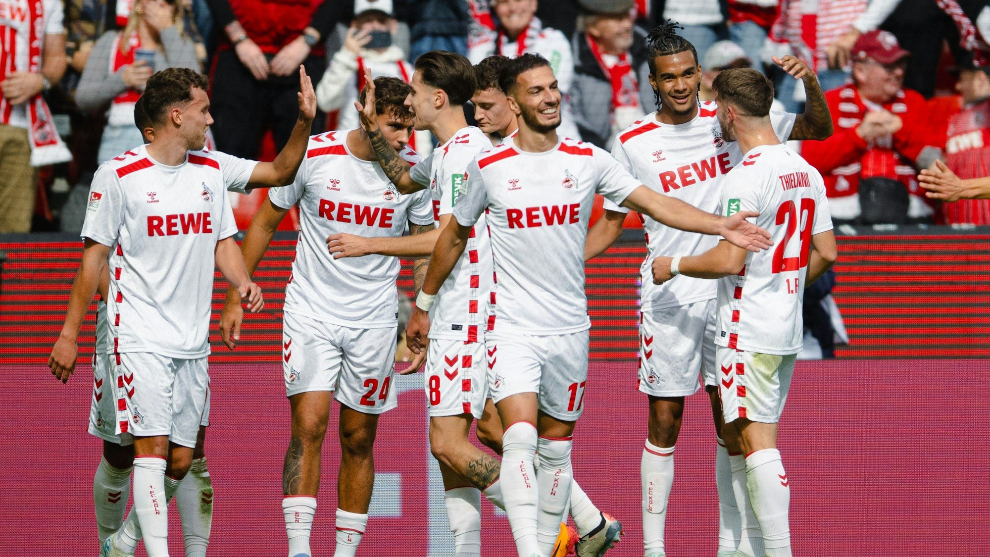 Die Kölner Spieler jubeln nach dem Treffer von Damion Downs (2. v.r.) zum 3:0.
