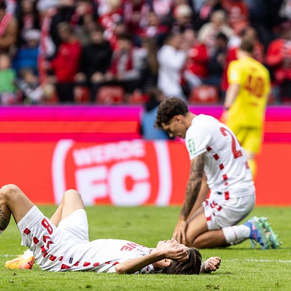 Denis Huseinbasic und Julian Pauli liegen enttäuscht auf dem Rasen.