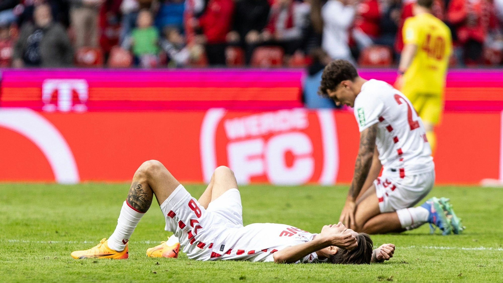 Denis Huseinbasic und Julian Pauli liegen enttäuscht auf dem Rasen.