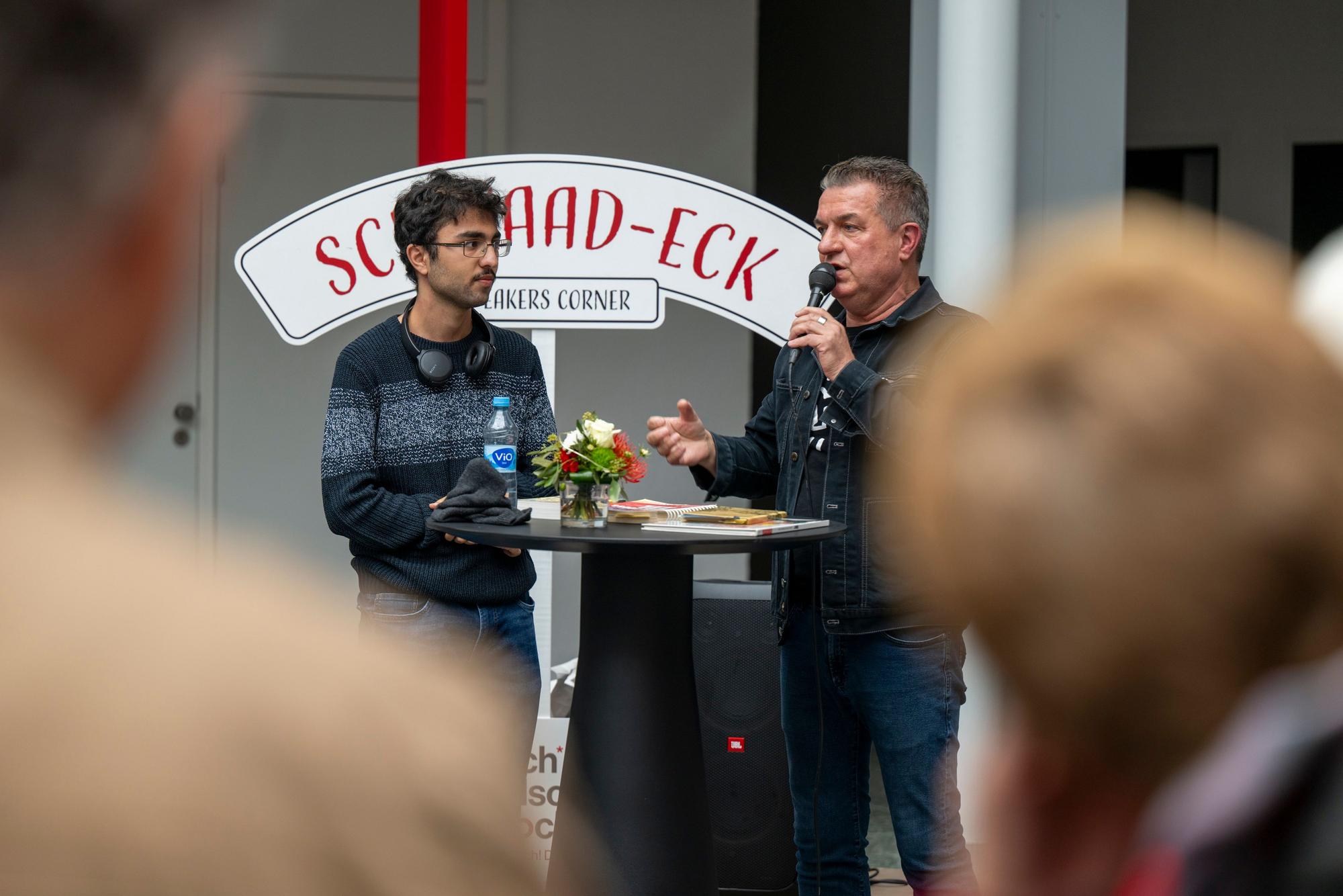 Moderator Linus redet Kölsch in der „Schwaad-Eck“ mit dem 20-jährigen Studenten Mahni Touri.