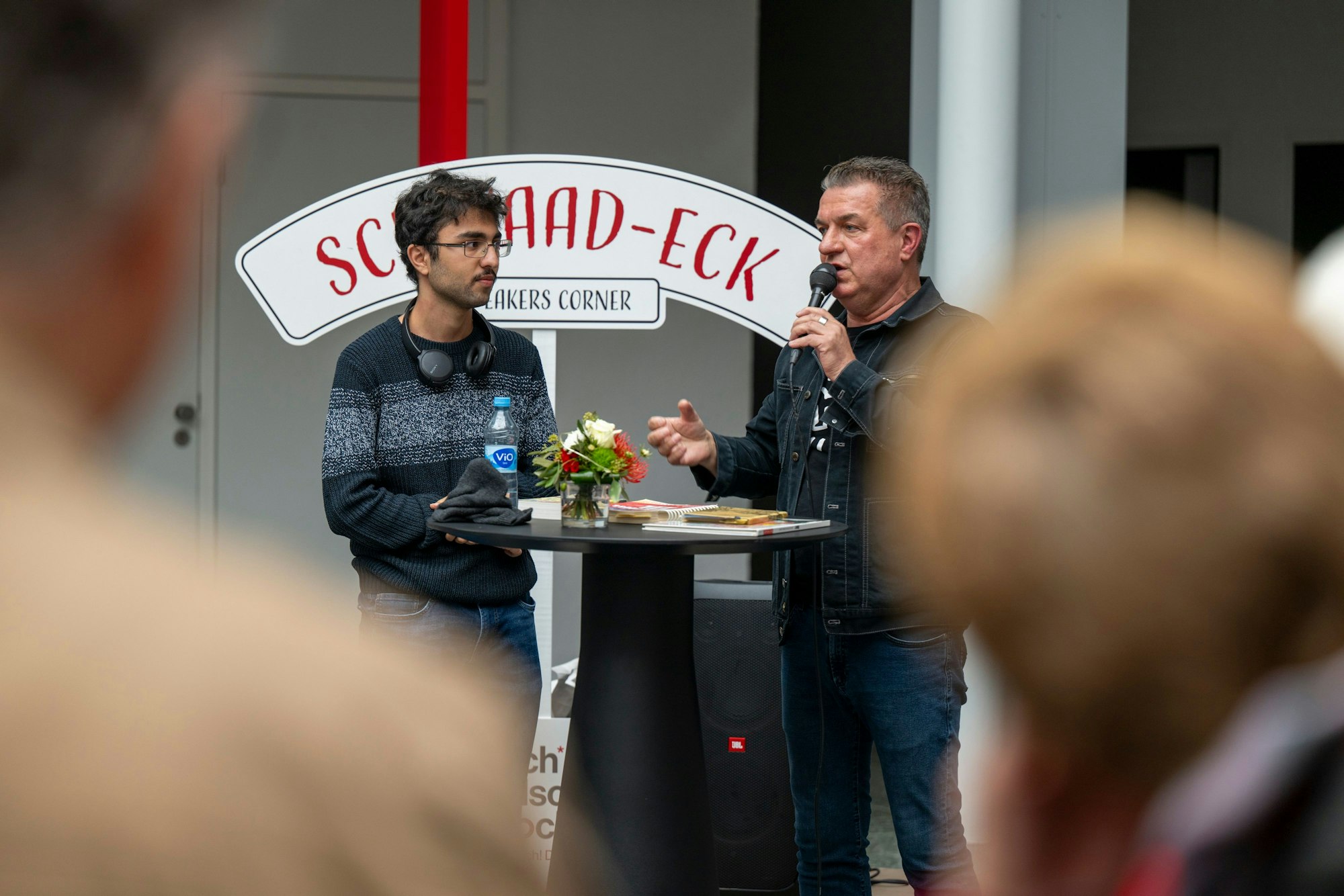 Moderator Linus redet Kölsch in der „Schwaad-Eck“ mit dem 20-jährigen Studenten Mahni Touri.