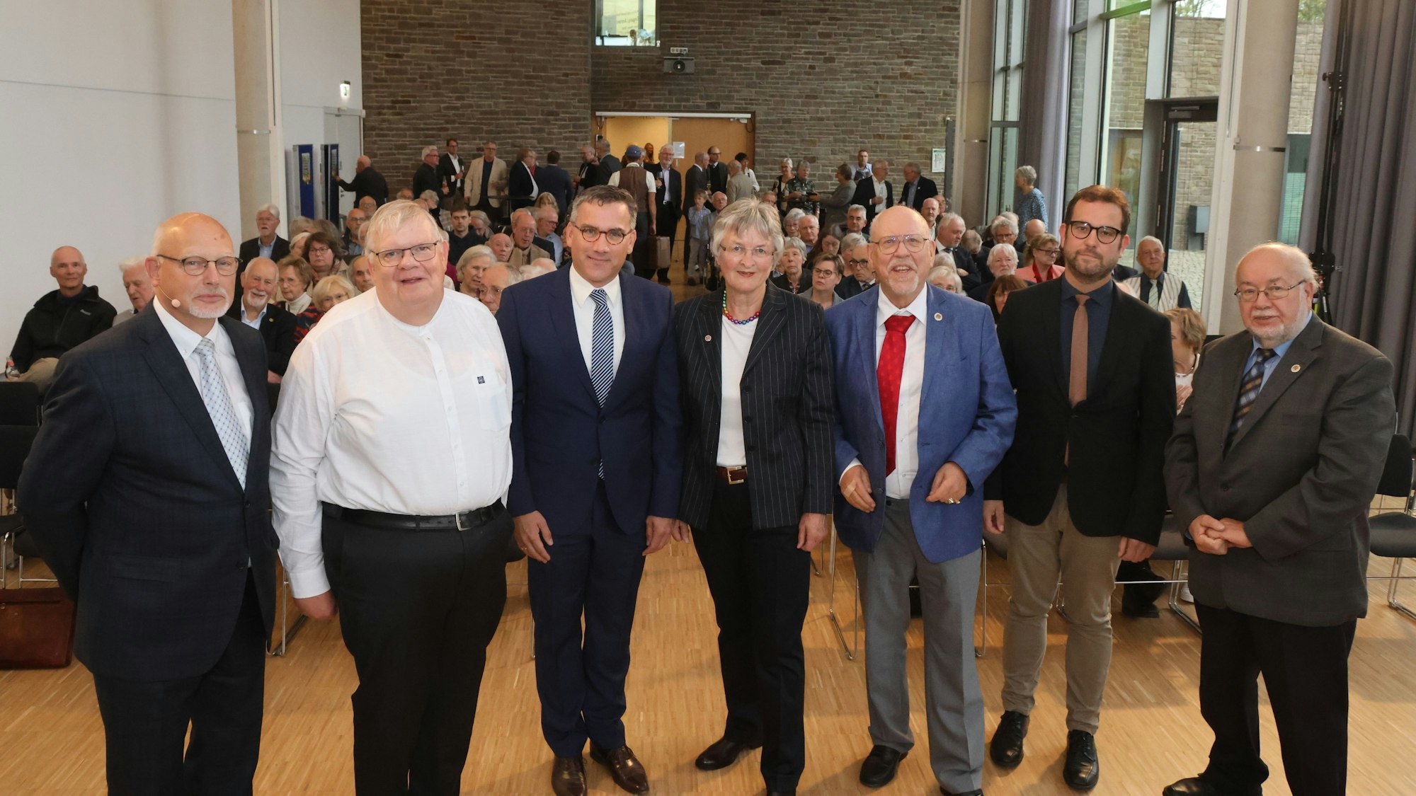 Eine Gruppe im Saal der Orangerie.