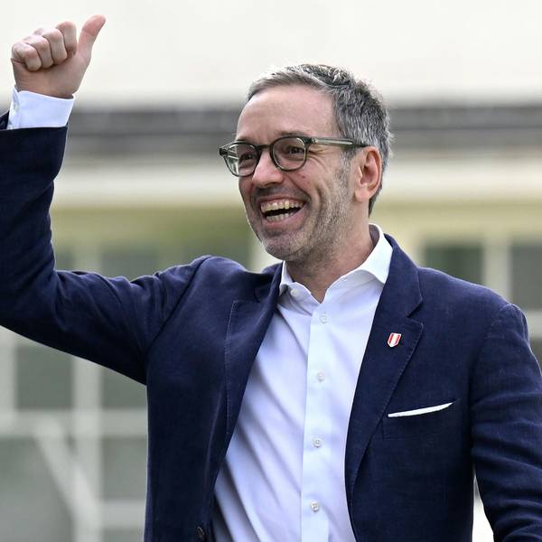 Herbert Kickl, Vorsitzender der Freiheitlichen Partei Österreichs (FPÖ), zeigt den Daumen nach oben, als er in einem Wahllokal ankommt, um seine Stimme bei der Nationalratswahl abzugeben.