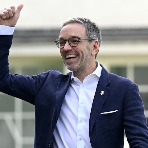 Herbert Kickl, Vorsitzender der Freiheitlichen Partei Österreichs (FPÖ), zeigt den Daumen nach oben, als er in einem Wahllokal ankommt, um seine Stimme bei der Nationalratswahl abzugeben.