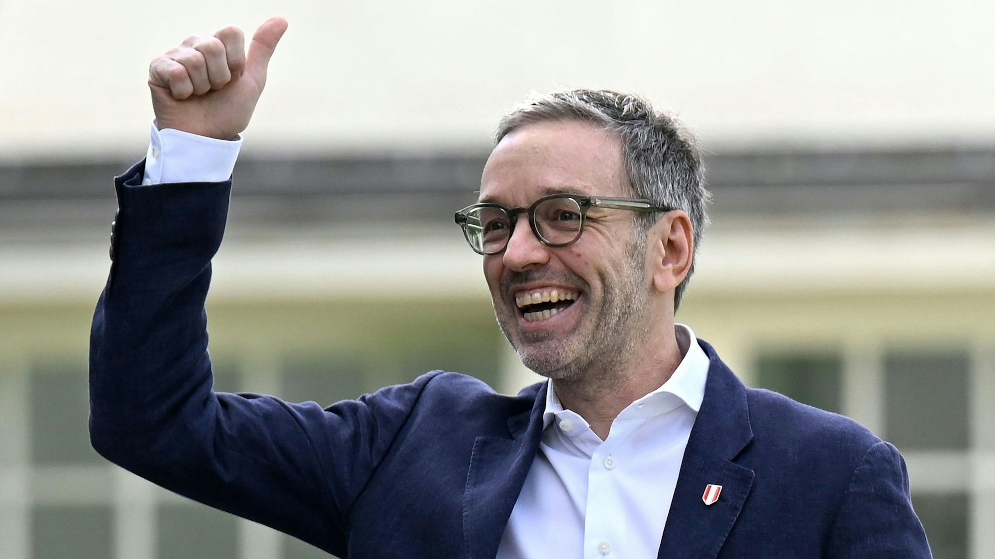 Herbert Kickl, Vorsitzender der Freiheitlichen Partei Österreichs (FPÖ), zeigt den Daumen nach oben, als er in einem Wahllokal ankommt, um seine Stimme bei der Nationalratswahl abzugeben.
