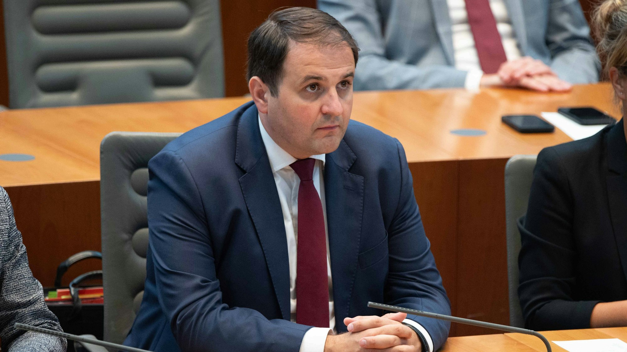 Nathanael LIMINSKI, Minister fuer Bundes- und Europaangelegenheiten, Internationales sowie Medien und Leiter der Staatskanzlei NRW sitzt im Plenarsaal im Düsseldorfer Landtag.