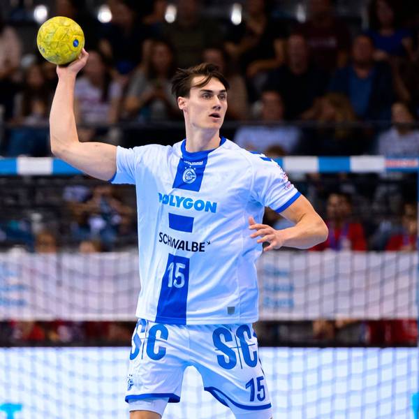 Miro Schluroff setzt mit dem Ball in der Hand zum Wurf an.