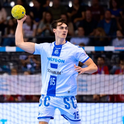 Miro Schluroff mit dem Ball in der rechten Hand legt zum Wurf an.